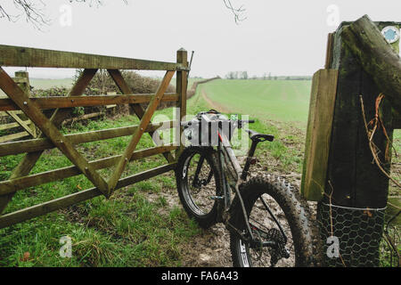 Un grasso moto parcheggiata in campagna Foto Stock