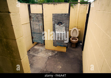 Restroom vecchia area in stato di abbandono - Camp Lula Sams - Brownsville, Texas USA Foto Stock