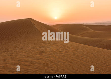 Alba sulle dune di sabbia del deserto, Dubai, UAE Foto Stock