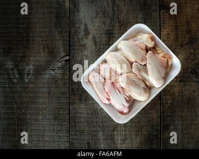 Materie di ali di pollo su tavola Foto Stock