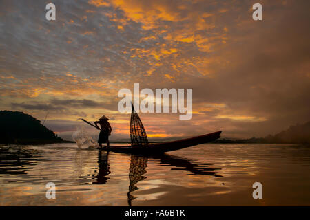 Silhouette di un uomo pesca, Lago Bangpra, Thailandia Foto Stock