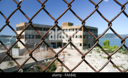 Prigione di Alcatraz visto attraverso recinto a catena, San Francisco, California, Stati Uniti Foto Stock