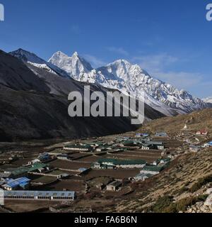 Villaggio Dingboche e di alta montagna in Nepal Foto Stock