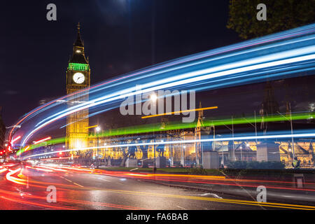 Sentieri leggeri di fronte al Big ben, Londra, Inghilterra, Regno Unito Foto Stock