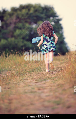 Ragazza che corre con una rete di farfalle, Sinemorets, Burgas, Bulgaria Foto Stock