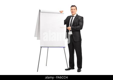 Giovane imprenditore puntando su una scheda di presentazione con un bastone di legno isolato su sfondo bianco Foto Stock