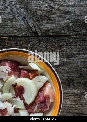 Tettuccio di colpo di carne di maiale cruda e la cipolla in una ciotola Foto Stock