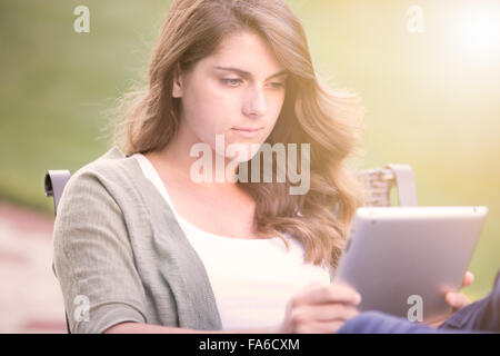 Ragazza adolescente di lettura su un tablet Foto Stock