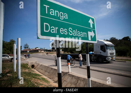 Il traffico si muove lungo il recentemente riabilitato Tanga - Horohoro trunk road nel nord-est della Tanzania. Foto Stock