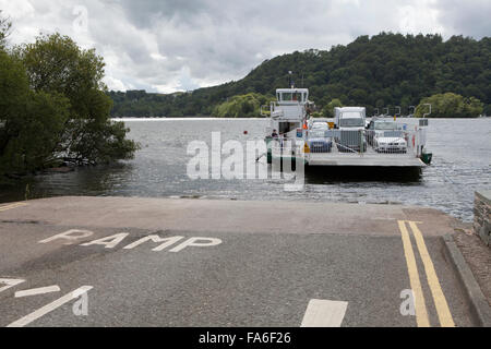 Il Windermere Ferry a Bowness-on-Windermere nel Lake District inglese Foto Stock