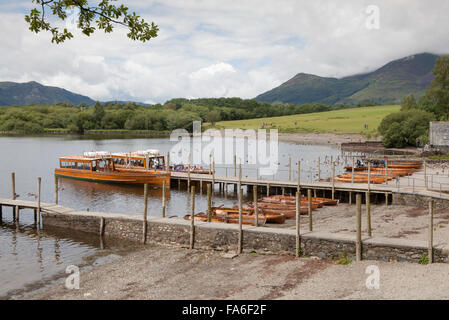 Il lancio di un nuovo prodotto e barche a remi sono ormeggiati a Keswick barca sbarco sulla Derwentwater nel Lake District inglese Foto Stock