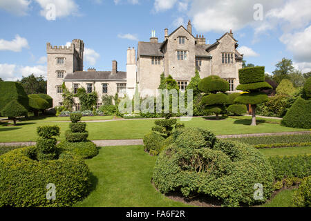 Il manor house a Levens Hall, un famoso giardino topiaria da nel Lake District inglese Foto Stock