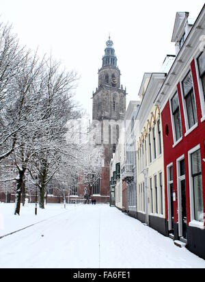 Martinikerhof, una delle piazze più antiche del vecchio centro medievale di Groningen nei Paesi Bassi in inverno con torre Martinitoren Foto Stock