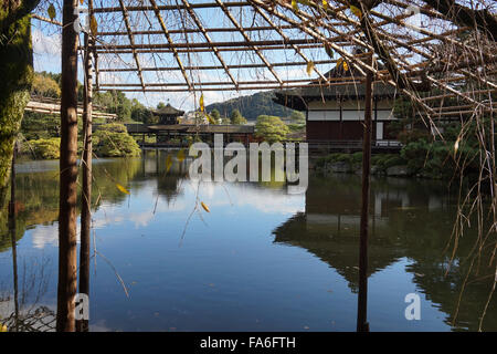 Un lago riflettente in Heian jingu-sacrario scintoista's garden, Kyoto, Giappone Foto Stock