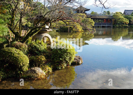 Un lago riflettente in Heian jingu-sacrario scintoista's garden, Kyoto, Giappone Foto Stock