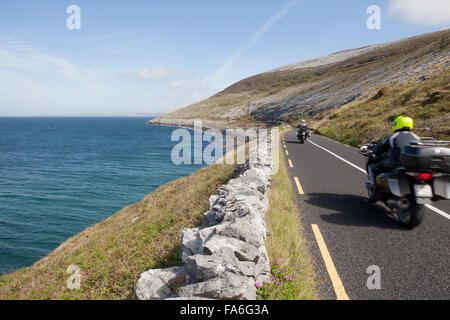 Le motociclette su parte di Atlantica selvaggia in modo Ceann Boirne - Testa nera Foto Stock