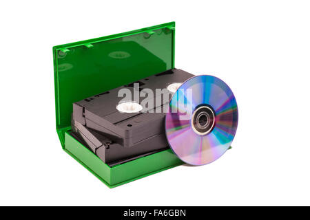 Vecchie Videocassette nastri con disco DVD isolati su sfondo bianco Foto Stock