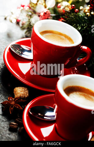 Tazze di caffè,pattern design concept-tazze di caffè sul vassoio in legno e  decorazioni di Natale Foto stock - Alamy