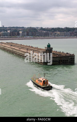 Barca pilota ritorna al Porto di Dieppe, con persone di pesca dal molo, Seine-Maritime, in Normandia, Francia, Europa Foto Stock