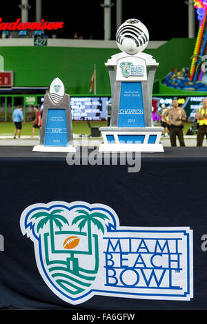 Miami, FL, Stati Uniti d'America. Xxi Dec, 2015. Miami Beach Bowl trofei per il vincitore e MVP nel gioco tra Western Kentucky e Florida del Sud al Miami Beach Bowl a Miami FL. Immagine di credito: Del Mecum CSM/Alamy Live News Foto Stock