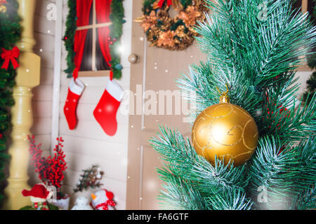 Pallina di natale sul paesaggio di sfondo Foto Stock