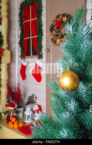 Pallina di natale sul paesaggio di sfondo Foto Stock