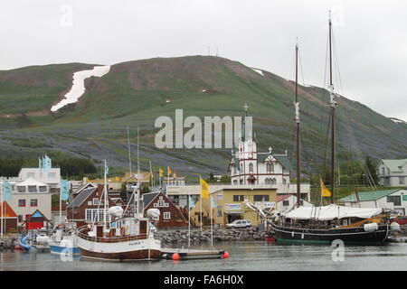 Vista di Husavik dalla baia di Skjalfandi Islanda Europa Foto Stock