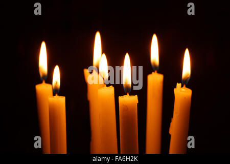 Molte candele accese su sfondo nero Foto Stock