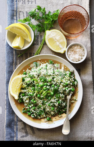 Il cous cous insalata con piselli e menta fresca Foto Stock