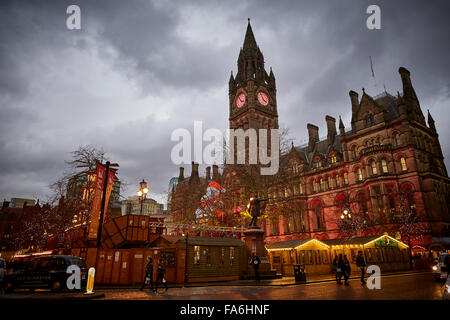 Manchester tedesco Mercatini di Natale sulla piazza Albert davanti al punto di riferimento del Municipio luogo mercati formazione commercianti piccoli b Foto Stock