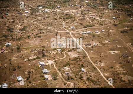 Molte strade attraverso la Tanzania mancano ancora di marciapiede, come tali al di fuori Tanga. Foto Stock