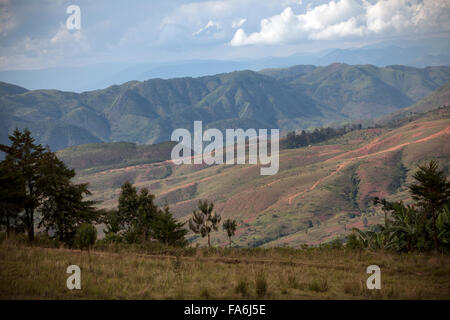 Le montagne Kungwe-Mahale salire al di sopra di regione di Kigoma in Tanzania occidentale. Foto Stock