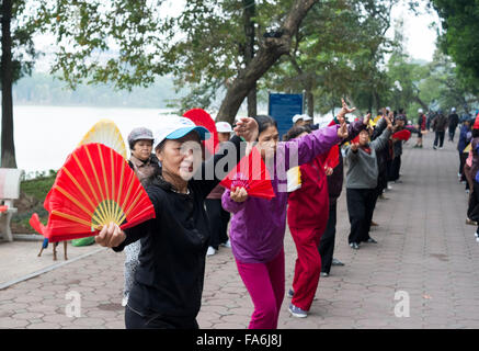 Esercizio pubblico classe vicino al lago Hoan Kiem, centro di Hanoi, Vietnam. Foto Stock