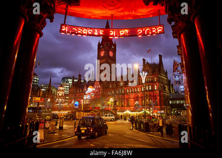 Manchester tedesco Mercatini di Natale sulla piazza Albert davanti al punto di riferimento del Municipio luogo mercati formazione commercianti piccoli b Foto Stock