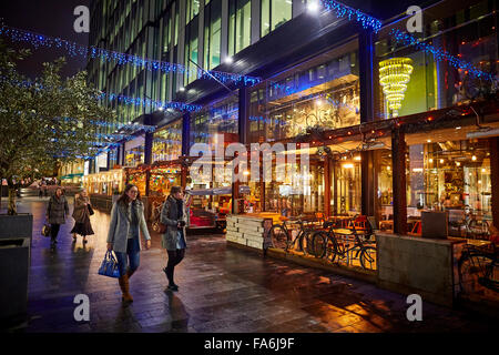 Manchester Avenue Spinningfields ThaiKhun luogo mercati dei commercianti di formazione le piccole imprese fiorenti comunità locale notte Foto Stock