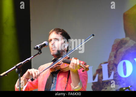 Jon Boden, Bellowhead Folk Band, Open Air Stage, WOMAD 2015, Wiltshire, Inghilterra, Regno Unito, Gran Bretagna. Foto Stock