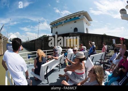 Canale di Panama, Panama--inaugurato nel 1914, il canale di Panama è un cruciale corsia di spedizione tra il oceani Atlantico e Pacifico che significano che le navi che non dispongono di andare intorno alla parte inferiore del Sud America o al di sopra della sommità del Canada. Il canale è stato originariamente costruito e gestito dagli Stati Uniti ma è stato restituito a Panama nel 1999. Foto Stock