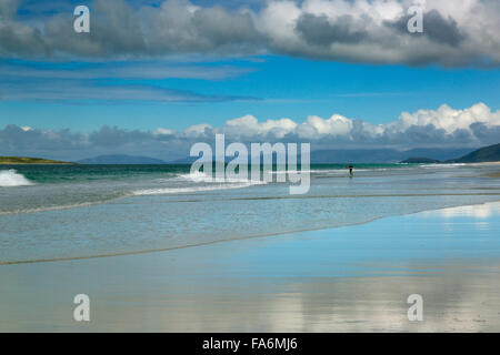 La pesca dalla spiaggia di Traigh lar North Uist Ebridi Foto Stock