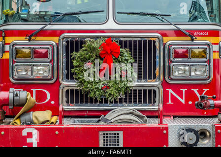 Vigili del fuoco di New York FDNY camion dei pompieri decorato per il Natale Foto Stock