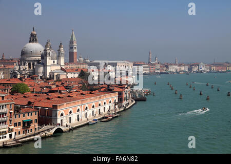 Ornati edifici lungo il Canal Grande, la città di Venezia, Sito Patrimonio Mondiale dell'UNESCO, Veneto, Italia, Europa. Foto Stock
