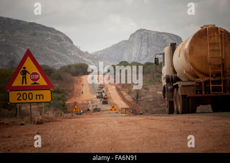 Il Namialo a Rio Lurio Road nel Mozambico settentrionale subisce la riabilitazione e costruzione - se in Africa. Foto Stock