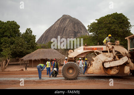 Il Namialo a Rio Lurio Road nel Mozambico settentrionale subisce la riabilitazione e costruzione - se in Africa. Foto Stock