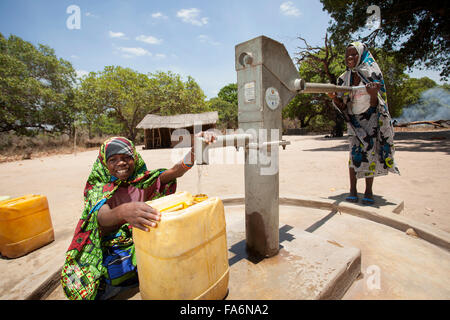 Bambini attingere acqua pulita da un foro di trivellazione nel villaggio Mecupes, Nord del Mozambico. Foto Stock