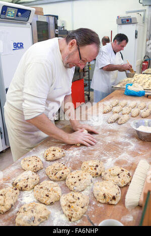 Il bakers francese la produzione di pane a Natale, Strasburgo Alsace Francia Europa Foto Stock