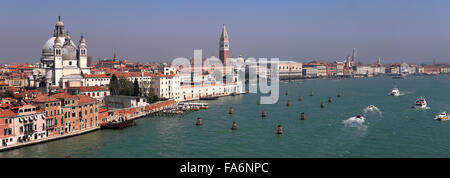 Ornati edifici lungo il Canal Grande, la città di Venezia, Sito Patrimonio Mondiale dell'UNESCO, Veneto, Italia, Europa. Foto Stock