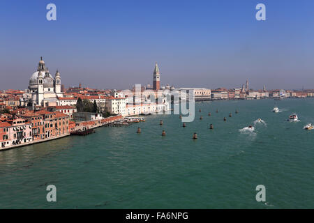 Ornati edifici lungo il Canal Grande, la città di Venezia, Sito Patrimonio Mondiale dell'UNESCO, Veneto, Italia, Europa. Foto Stock