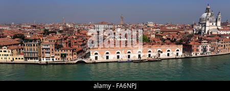 Ornati edifici lungo il Canal Grande, la città di Venezia, Sito Patrimonio Mondiale dell'UNESCO, Veneto, Italia, Europa. Foto Stock