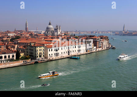 Ornati edifici lungo il Canal Grande, la città di Venezia, Sito Patrimonio Mondiale dell'UNESCO, Veneto, Italia, Europa. Foto Stock