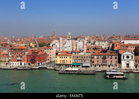 Ornati edifici lungo il Canal Grande, la città di Venezia, Sito Patrimonio Mondiale dell'UNESCO, Veneto, Italia, Europa. Foto Stock