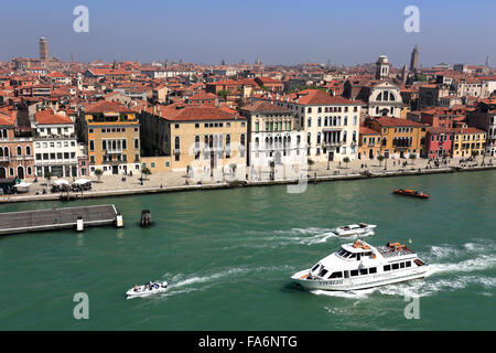 Ornati edifici lungo il Canal Grande, la città di Venezia, Sito Patrimonio Mondiale dell'UNESCO, Veneto, Italia, Europa. Foto Stock